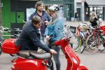 Amsterdam 2 mei 2020
Martijn Krabbe en zijn vrouw Deborah gaan op de scooter eten kopen bij een indonesische toko