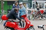 Amsterdam 2 mei 2020
Martijn Krabbe en zijn vrouw Deborah gaan op de scooter eten kopen bij een indonesische toko