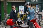 Amsterdam 2 mei 2020
Martijn Krabbe en zijn vrouw Deborah gaan op de scooter eten kopen bij een indonesische toko