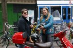 Amsterdam 2 mei 2020
Martijn Krabbe en zijn vrouw Deborah gaan op de scooter eten kopen bij een indonesische toko