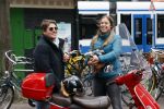 Amsterdam 2 mei 2020
Martijn Krabbe en zijn vrouw Deborah gaan op de scooter eten kopen bij een indonesische toko