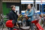 Amsterdam 2 mei 2020
Martijn Krabbe en zijn vrouw Deborah gaan op de scooter eten kopen bij een indonesische toko