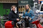 Amsterdam 2 mei 2020
Martijn Krabbe en zijn vrouw Deborah gaan op de scooter eten kopen bij een indonesische toko