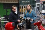 Amsterdam 2 mei 2020
Martijn Krabbe en zijn vrouw Deborah gaan op de scooter eten kopen bij een indonesische toko