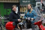 Amsterdam 2 mei 2020
Martijn Krabbe en zijn vrouw Deborah gaan op de scooter eten kopen bij een indonesische toko