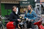 Amsterdam 2 mei 2020
Martijn Krabbe en zijn vrouw Deborah gaan op de scooter eten kopen bij een indonesische toko