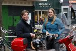 Amsterdam 2 mei 2020
Martijn Krabbe en zijn vrouw Deborah gaan op de scooter eten kopen bij een indonesische toko