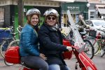 Amsterdam 2 mei 2020
Martijn Krabbe en zijn vrouw Deborah gaan op de scooter eten kopen bij een indonesische toko