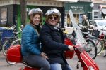 Amsterdam 2 mei 2020
Martijn Krabbe en zijn vrouw Deborah gaan op de scooter eten kopen bij een indonesische toko