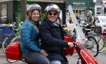 Amsterdam 2 mei 2020
Martijn Krabbe en zijn vrouw Deborah gaan op de scooter eten kopen bij een indonesische toko