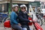 Amsterdam 2 mei 2020
Martijn Krabbe en zijn vrouw Deborah gaan op de scooter eten kopen bij een indonesische toko