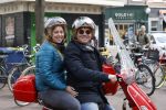 Amsterdam 2 mei 2020
Martijn Krabbe en zijn vrouw Deborah gaan op de scooter eten kopen bij een indonesische toko