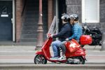 Amsterdam 2 mei 2020
Martijn Krabbe en zijn vrouw Deborah gaan op de scooter eten kopen bij een indonesische toko