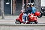Amsterdam 2 mei 2020
Martijn Krabbe en zijn vrouw Deborah gaan op de scooter eten kopen bij een indonesische toko