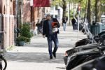 Amsterdam 2 mei 2020
Matthijs de Ligt en zijn vriendin Annekee Molenaar lopen op straat in Amsterdam zuid.