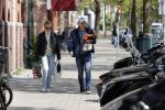 Amsterdam 2 mei 2020
Matthijs de Ligt en zijn vriendin Annekee Molenaar lopen op straat in Amsterdam zuid.