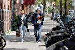 Amsterdam 2 mei 2020
Matthijs de Ligt en zijn vriendin Annekee Molenaar lopen op straat in Amsterdam zuid.
