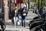 Amsterdam 2 mei 2020
Matthijs de Ligt en zijn vriendin Annekee Molenaar lopen op straat in Amsterdam zuid.