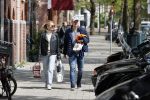 Amsterdam 2 mei 2020
Matthijs de Ligt en zijn vriendin Annekee Molenaar lopen op straat in Amsterdam zuid.