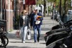 Amsterdam 2 mei 2020
Matthijs de Ligt en zijn vriendin Annekee Molenaar lopen op straat in Amsterdam zuid.