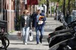 Amsterdam 2 mei 2020
Matthijs de Ligt en zijn vriendin Annekee Molenaar lopen op straat in Amsterdam zuid.