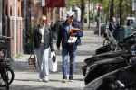 Amsterdam 2 mei 2020
Matthijs de Ligt en zijn vriendin Annekee Molenaar lopen op straat in Amsterdam zuid.