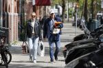 Amsterdam 2 mei 2020
Matthijs de Ligt en zijn vriendin Annekee Molenaar lopen op straat in Amsterdam zuid.