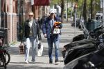 Amsterdam 2 mei 2020
Matthijs de Ligt en zijn vriendin Annekee Molenaar lopen op straat in Amsterdam zuid.
