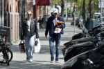 Amsterdam 2 mei 2020
Matthijs de Ligt en zijn vriendin Annekee Molenaar lopen op straat in Amsterdam zuid.