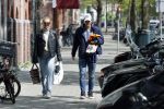 Amsterdam 2 mei 2020
Matthijs de Ligt en zijn vriendin Annekee Molenaar lopen op straat in Amsterdam zuid.