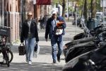 Amsterdam 2 mei 2020
Matthijs de Ligt en zijn vriendin Annekee Molenaar lopen op straat in Amsterdam zuid.