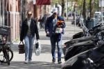 Amsterdam 2 mei 2020
Matthijs de Ligt en zijn vriendin Annekee Molenaar lopen op straat in Amsterdam zuid.