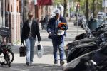 Amsterdam 2 mei 2020
Matthijs de Ligt en zijn vriendin Annekee Molenaar lopen op straat in Amsterdam zuid.