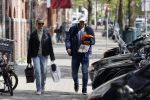 Amsterdam 2 mei 2020
Matthijs de Ligt en zijn vriendin Annekee Molenaar lopen op straat in Amsterdam zuid.