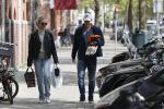 Amsterdam 2 mei 2020
Matthijs de Ligt en zijn vriendin Annekee Molenaar lopen op straat in Amsterdam zuid.