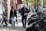 Amsterdam 2 mei 2020
Matthijs de Ligt en zijn vriendin Annekee Molenaar lopen op straat in Amsterdam zuid.
