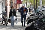 Amsterdam 2 mei 2020
Matthijs de Ligt en zijn vriendin Annekee Molenaar lopen op straat in Amsterdam zuid.