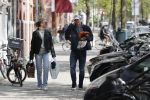 Amsterdam 2 mei 2020
Matthijs de Ligt en zijn vriendin Annekee Molenaar lopen op straat in Amsterdam zuid.