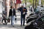 Amsterdam 2 mei 2020
Matthijs de Ligt en zijn vriendin Annekee Molenaar lopen op straat in Amsterdam zuid.