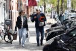 Amsterdam 2 mei 2020
Matthijs de Ligt en zijn vriendin Annekee Molenaar lopen op straat in Amsterdam zuid.