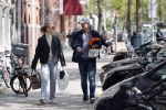 Amsterdam 2 mei 2020
Matthijs de Ligt en zijn vriendin Annekee Molenaar lopen op straat in Amsterdam zuid.