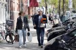 Amsterdam 2 mei 2020
Matthijs de Ligt en zijn vriendin Annekee Molenaar lopen op straat in Amsterdam zuid.