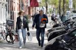 Amsterdam 2 mei 2020
Matthijs de Ligt en zijn vriendin Annekee Molenaar lopen op straat in Amsterdam zuid.