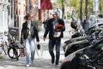 Amsterdam 2 mei 2020
Matthijs de Ligt en zijn vriendin Annekee Molenaar lopen op straat in Amsterdam zuid.