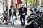 Amsterdam 2 mei 2020
Matthijs de Ligt en zijn vriendin Annekee Molenaar lopen op straat in Amsterdam zuid.