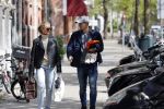 Amsterdam 2 mei 2020
Matthijs de Ligt en zijn vriendin Annekee Molenaar lopen op straat in Amsterdam zuid.