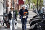 Amsterdam 2 mei 2020
Matthijs de Ligt en zijn vriendin Annekee Molenaar lopen op straat in Amsterdam zuid.