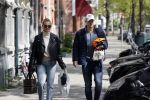 Amsterdam 2 mei 2020
Matthijs de Ligt en zijn vriendin Annekee Molenaar lopen op straat in Amsterdam zuid.