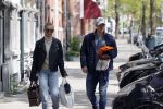 Amsterdam 2 mei 2020
Matthijs de Ligt en zijn vriendin Annekee Molenaar lopen op straat in Amsterdam zuid.