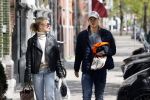 Amsterdam 2 mei 2020
Matthijs de Ligt en zijn vriendin Annekee Molenaar lopen op straat in Amsterdam zuid.